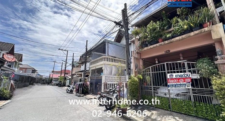 À vendre 2 chambres maison de ville à Lat Phrao, Bangkok