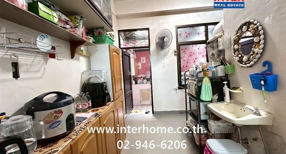 À vendre 2 chambres maison de ville à Lat Phrao, Bangkok