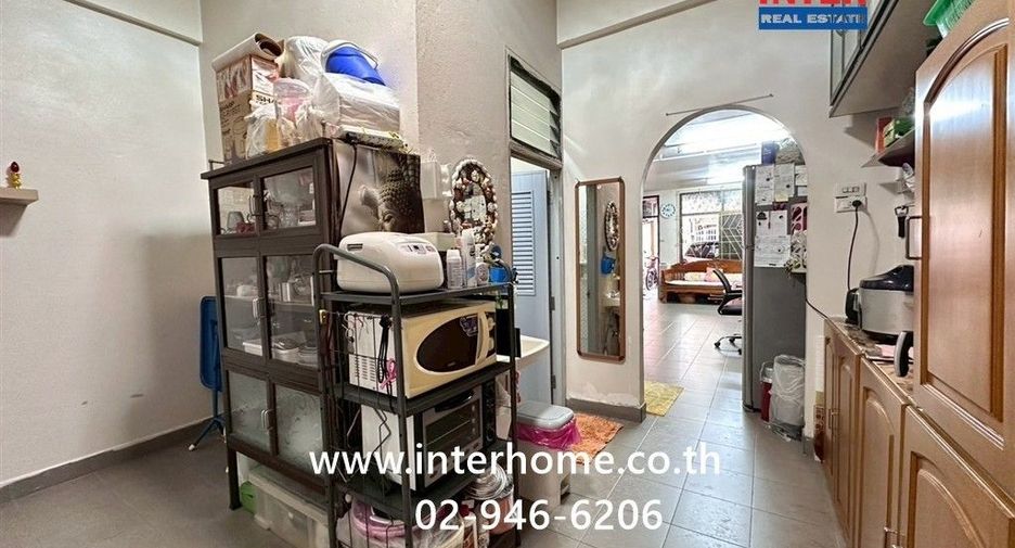 À vendre 2 chambres maison de ville à Lat Phrao, Bangkok