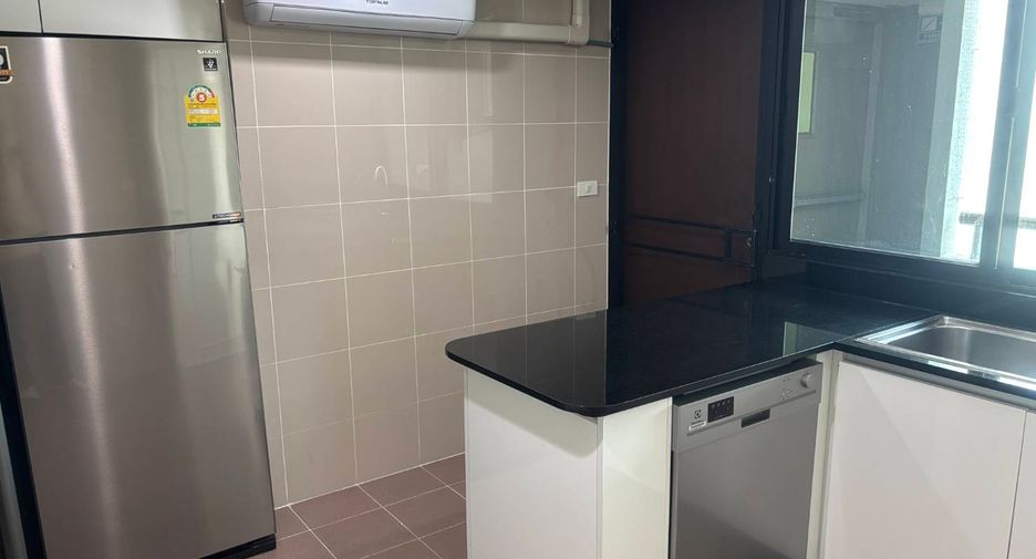 For rent 3 bedrooms apartment in Watthana, Bangkok