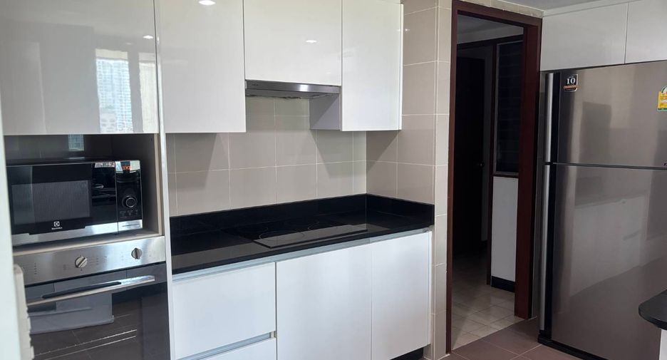 For rent 3 bedrooms apartment in Watthana, Bangkok
