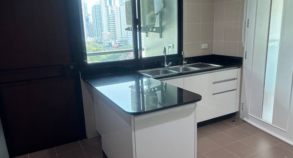 For rent 3 bedrooms apartment in Watthana, Bangkok