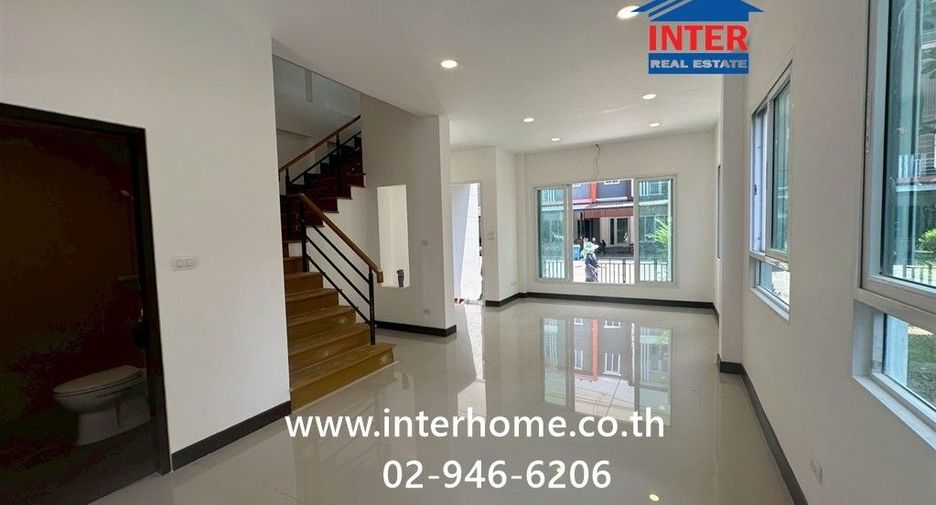 Casa adosada en venta de 4 habitaciones en Khlong Sam Wa, Bangkok