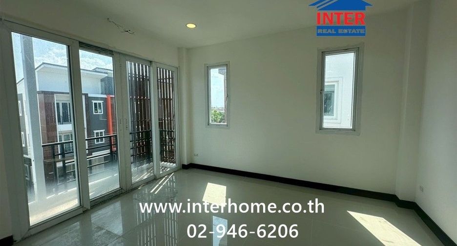 Casa adosada en venta de 4 habitaciones en Khlong Sam Wa, Bangkok