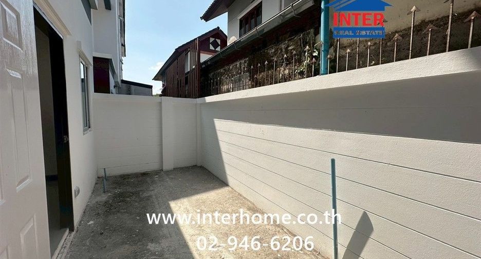 Casa adosada en venta de 4 habitaciones en Khlong Sam Wa, Bangkok