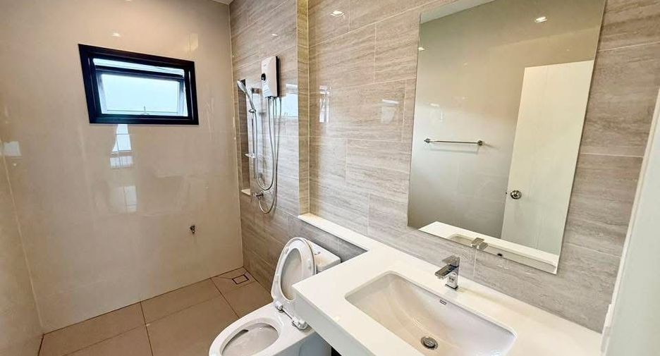 Casa en alquiler de 3 habitaciones en Bang Lamung, Chonburi