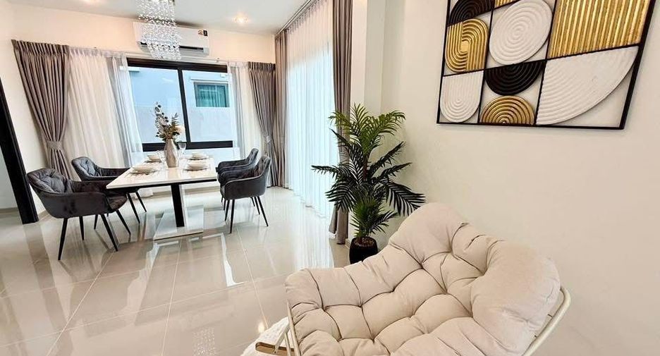 Casa en alquiler de 3 habitaciones en Bang Lamung, Chonburi