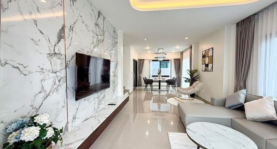 Casa en alquiler de 3 habitaciones en Bang Lamung, Chonburi