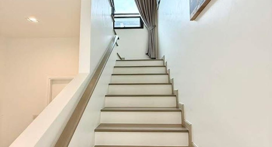 Casa en alquiler de 3 habitaciones en Bang Lamung, Chonburi