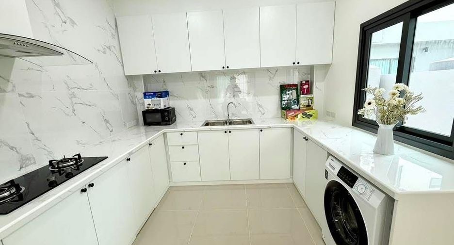 Casa en alquiler de 3 habitaciones en Bang Lamung, Chonburi