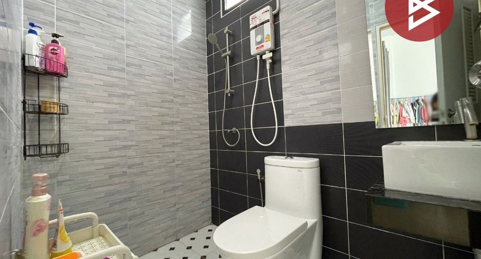 Reihenhaus zum Kauf mit 2 Zimmer in Mueang Chon Buri, Chonburi