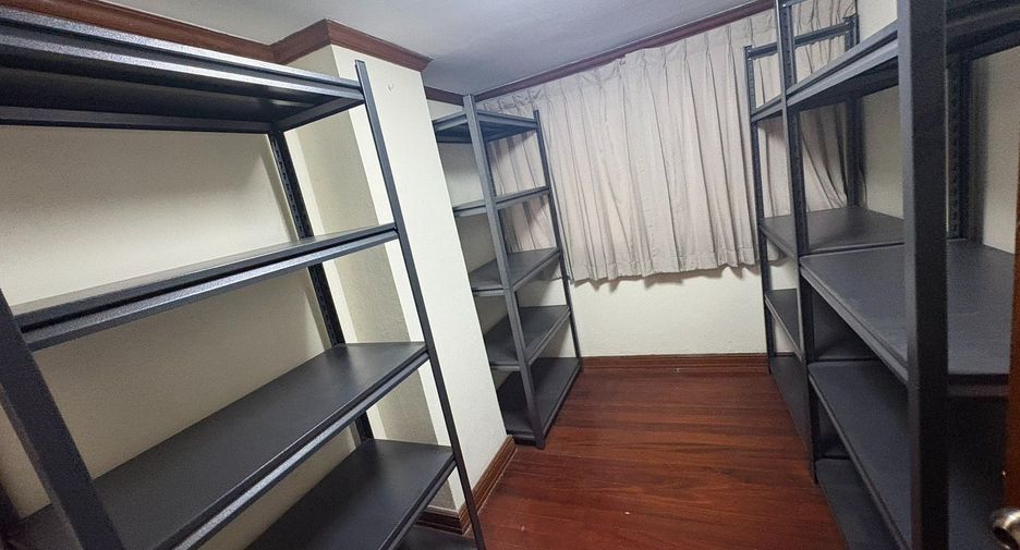 For rent 8 bedrooms townhouse in Watthana, Bangkok