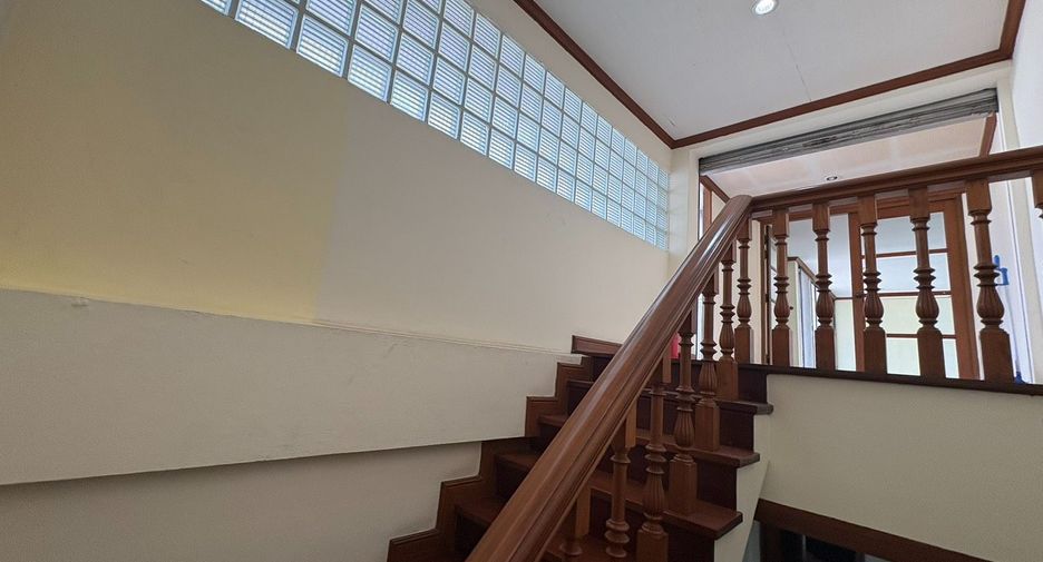 For rent 8 bedrooms townhouse in Watthana, Bangkok