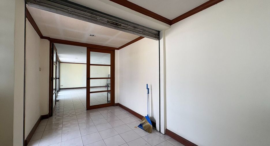 For rent 8 bedrooms townhouse in Watthana, Bangkok