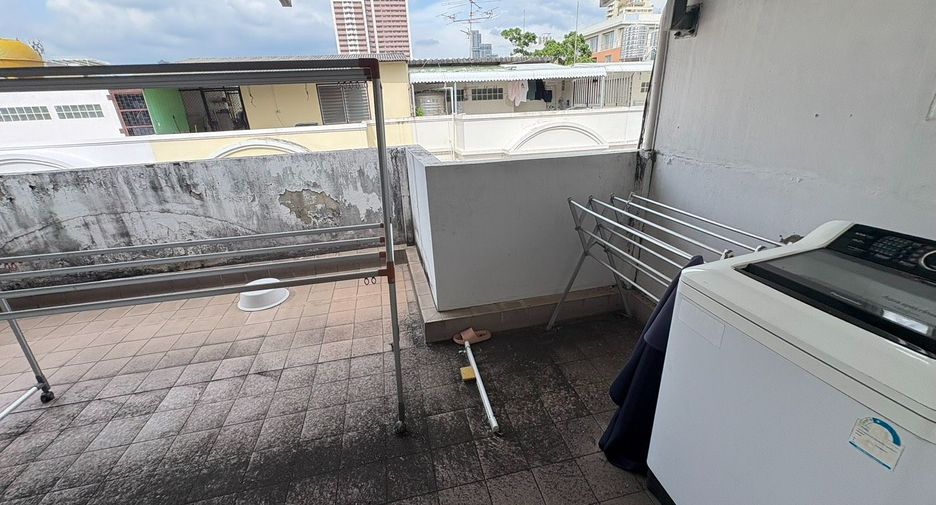 For rent 8 bedrooms townhouse in Watthana, Bangkok