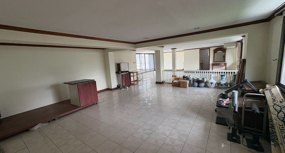 For rent 8 bedrooms townhouse in Watthana, Bangkok