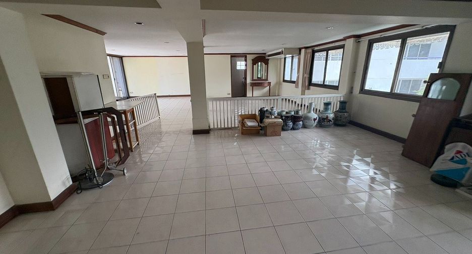 For rent 8 bedrooms townhouse in Watthana, Bangkok