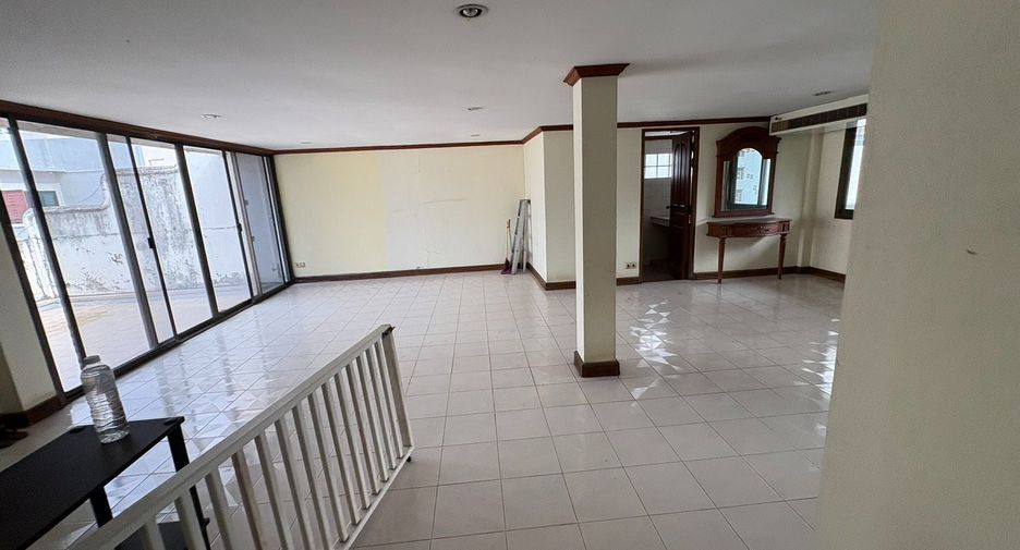 For rent 8 bedrooms townhouse in Watthana, Bangkok