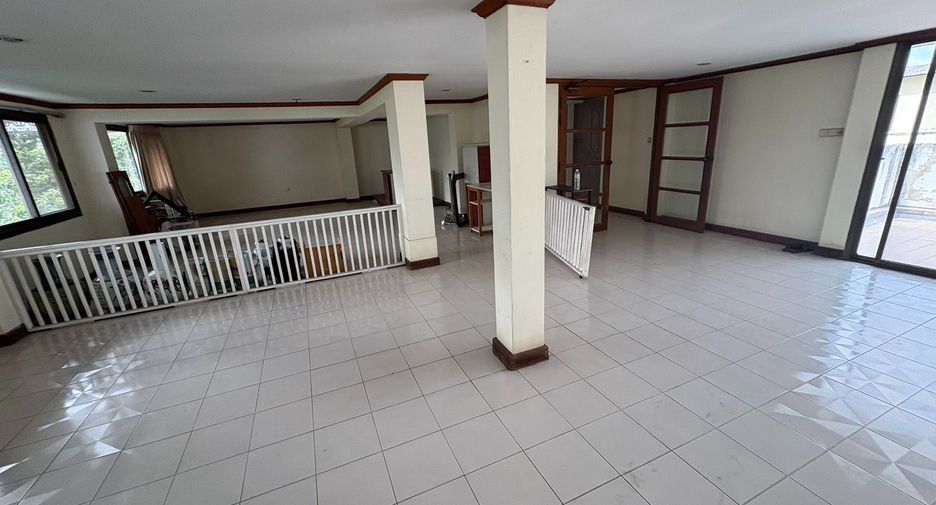 For rent 8 bedrooms townhouse in Watthana, Bangkok