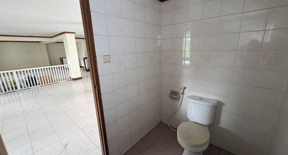 For rent 8 bedrooms townhouse in Watthana, Bangkok