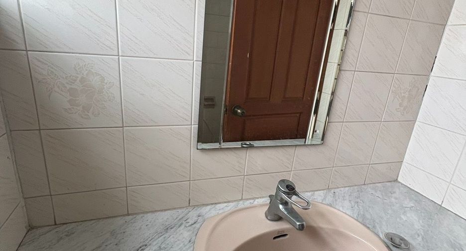 For rent 8 bedrooms townhouse in Watthana, Bangkok