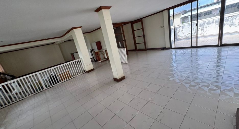 For rent 8 bedrooms townhouse in Watthana, Bangkok