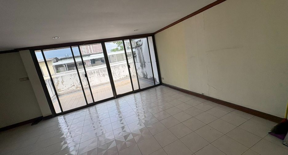 For rent 8 bedrooms townhouse in Watthana, Bangkok