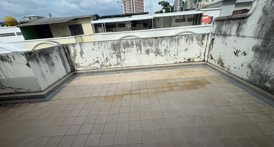 For rent 8 bedrooms townhouse in Watthana, Bangkok