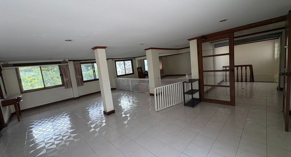 For rent 8 bedrooms townhouse in Watthana, Bangkok