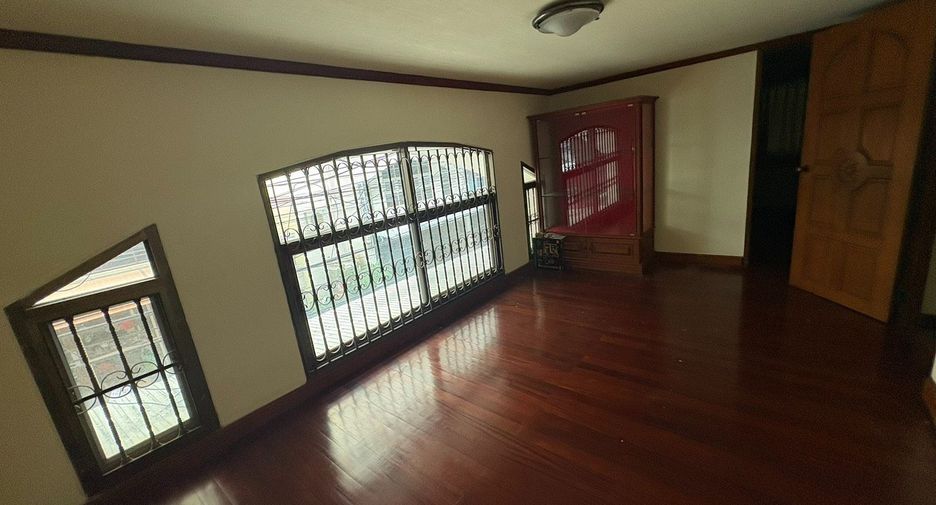 For rent 8 bedrooms townhouse in Watthana, Bangkok