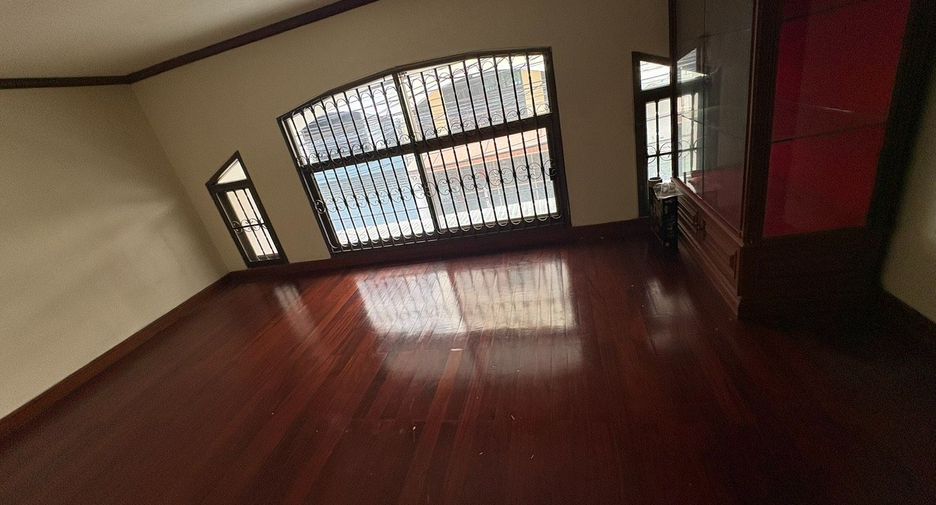 For rent 8 bedrooms townhouse in Watthana, Bangkok