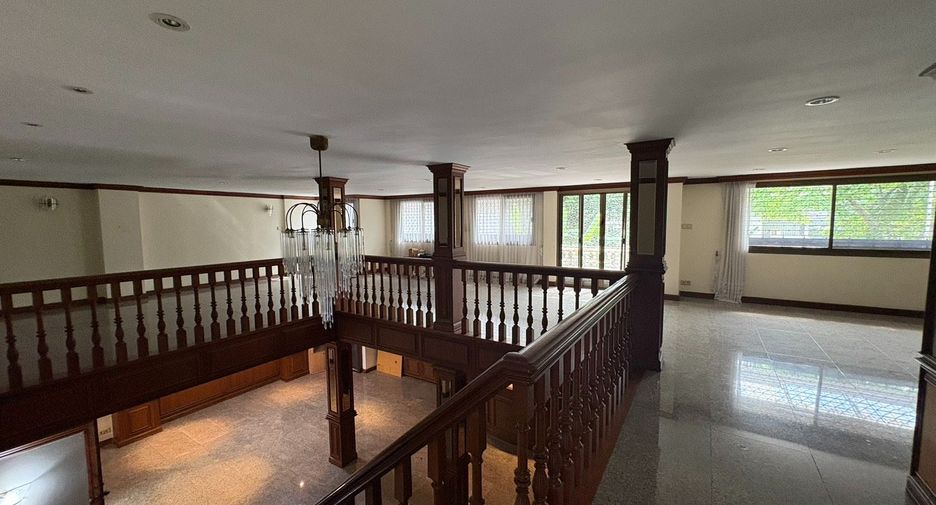 For rent 8 bedrooms townhouse in Watthana, Bangkok
