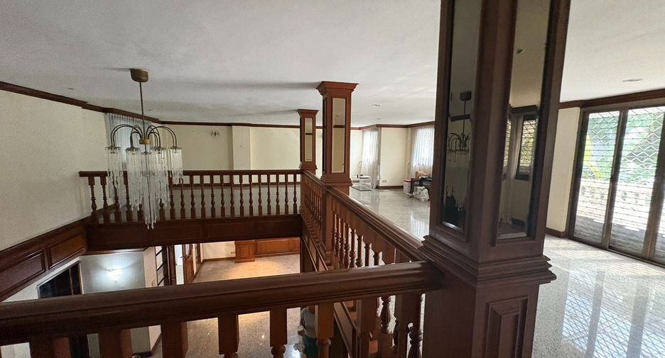 For rent 8 bedrooms townhouse in Watthana, Bangkok