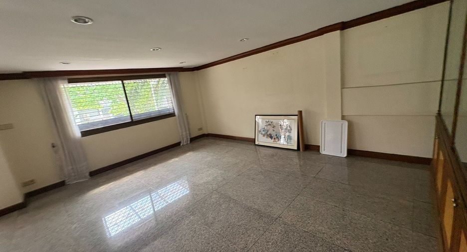 For rent 8 bedrooms townhouse in Watthana, Bangkok