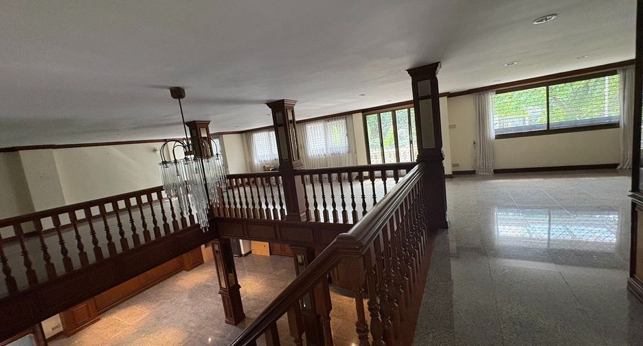 For rent 8 bedrooms townhouse in Watthana, Bangkok