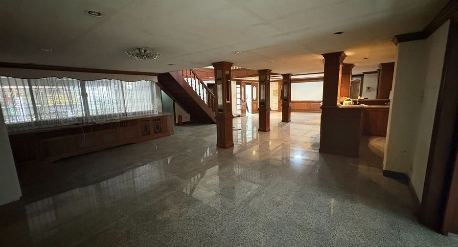 For rent 8 bedrooms townhouse in Watthana, Bangkok