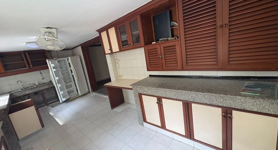 For rent 8 bedrooms townhouse in Watthana, Bangkok