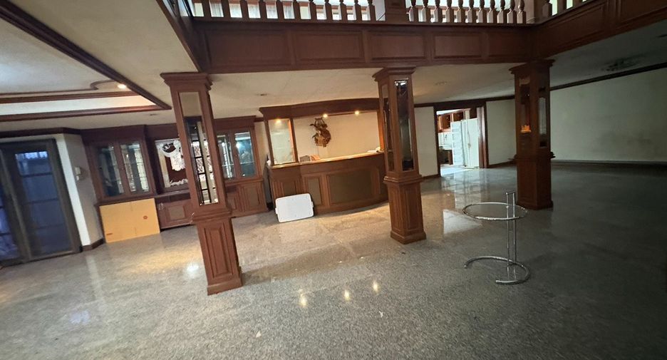 For rent 8 bedrooms townhouse in Watthana, Bangkok