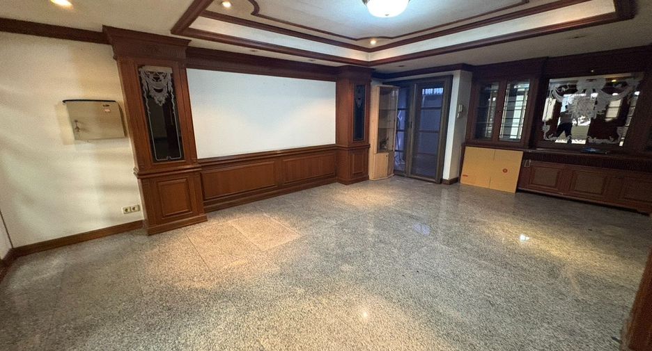 For rent 8 bedrooms townhouse in Watthana, Bangkok