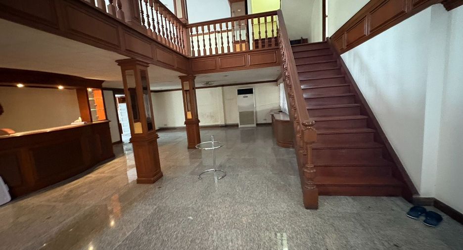 For rent 8 bedrooms townhouse in Watthana, Bangkok