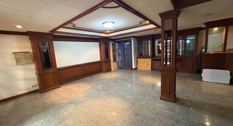 For rent 8 bedrooms townhouse in Watthana, Bangkok