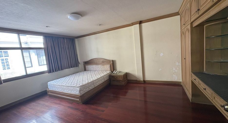 For rent 8 bedrooms townhouse in Watthana, Bangkok