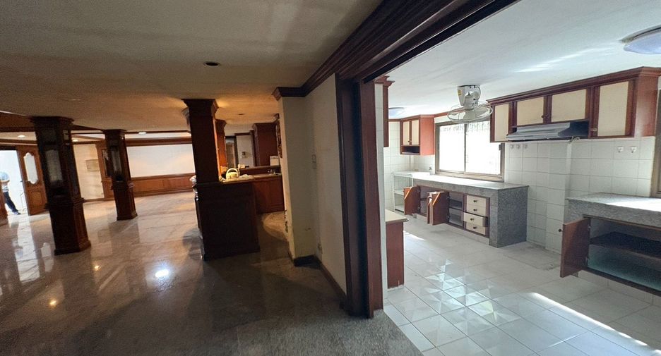 For rent 8 bedrooms townhouse in Watthana, Bangkok