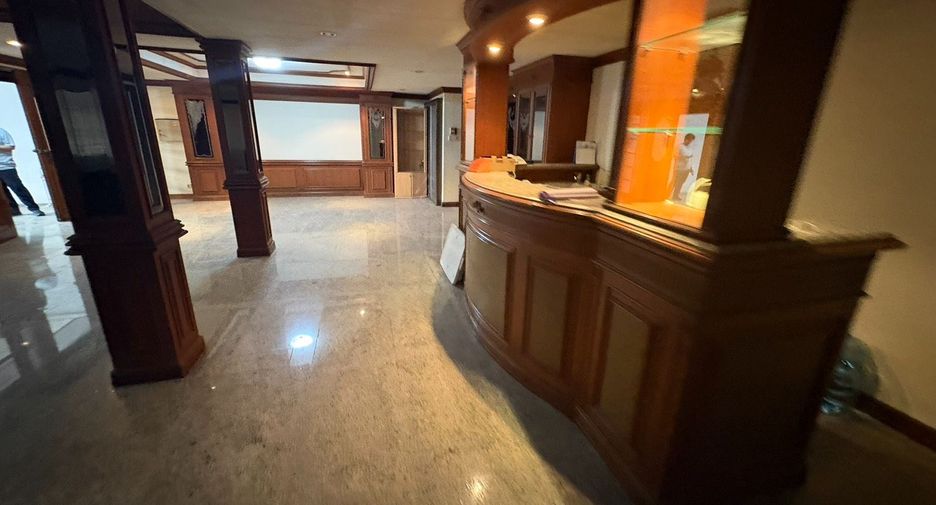 For rent 8 bedrooms townhouse in Watthana, Bangkok