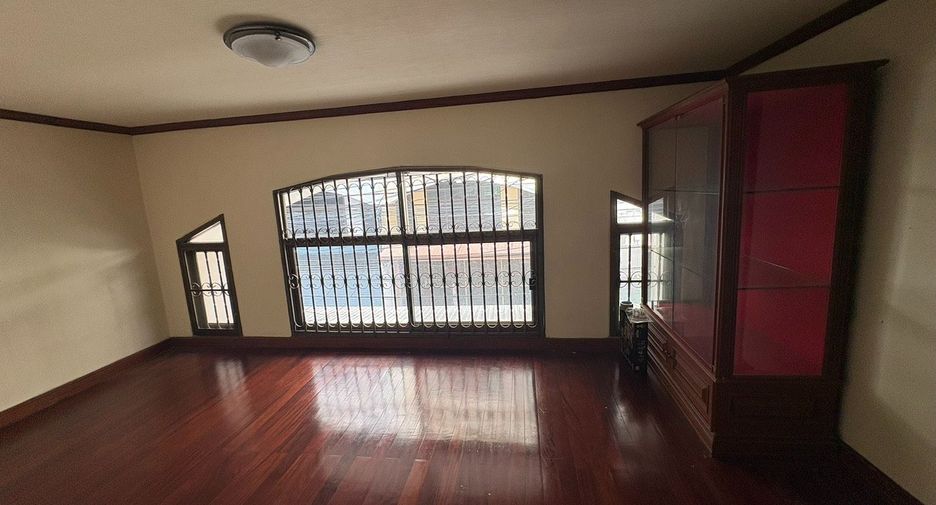 For rent 8 bedrooms townhouse in Watthana, Bangkok