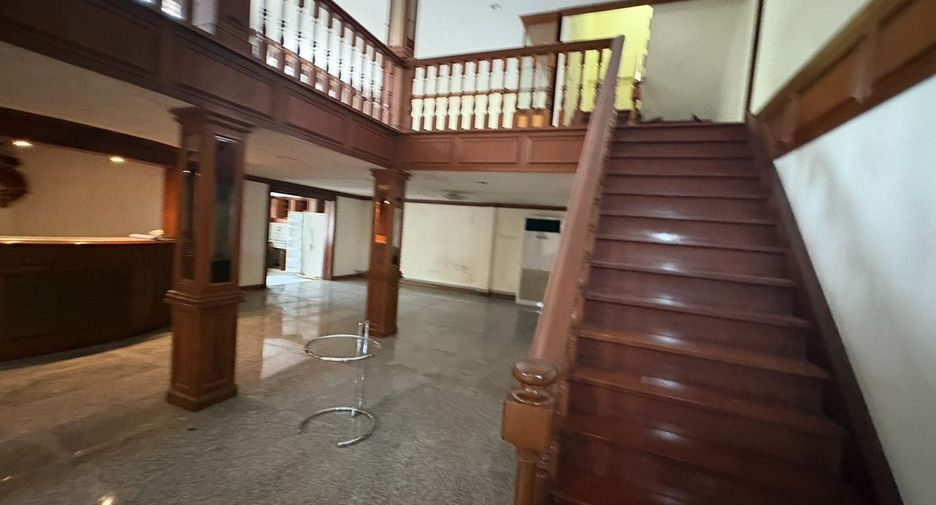 For rent 8 bedrooms townhouse in Watthana, Bangkok