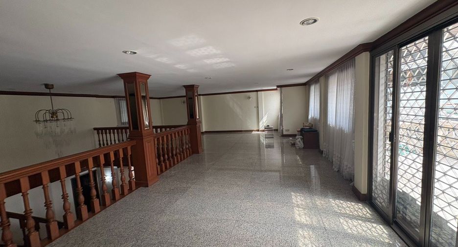 For rent 8 bedrooms townhouse in Watthana, Bangkok