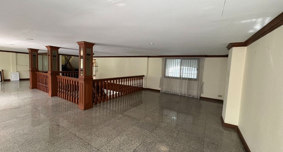 For rent 8 bedrooms townhouse in Watthana, Bangkok