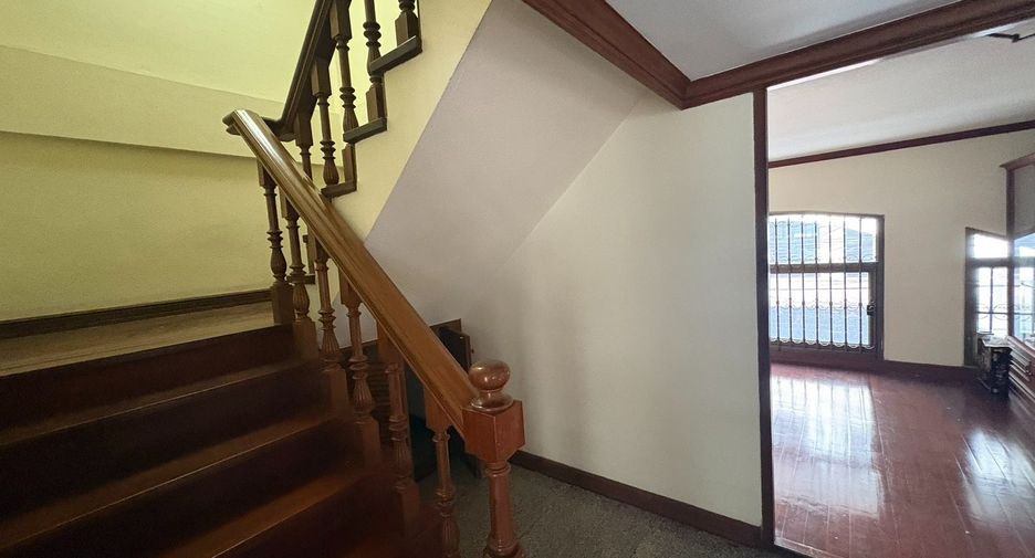For rent 8 bedrooms townhouse in Watthana, Bangkok