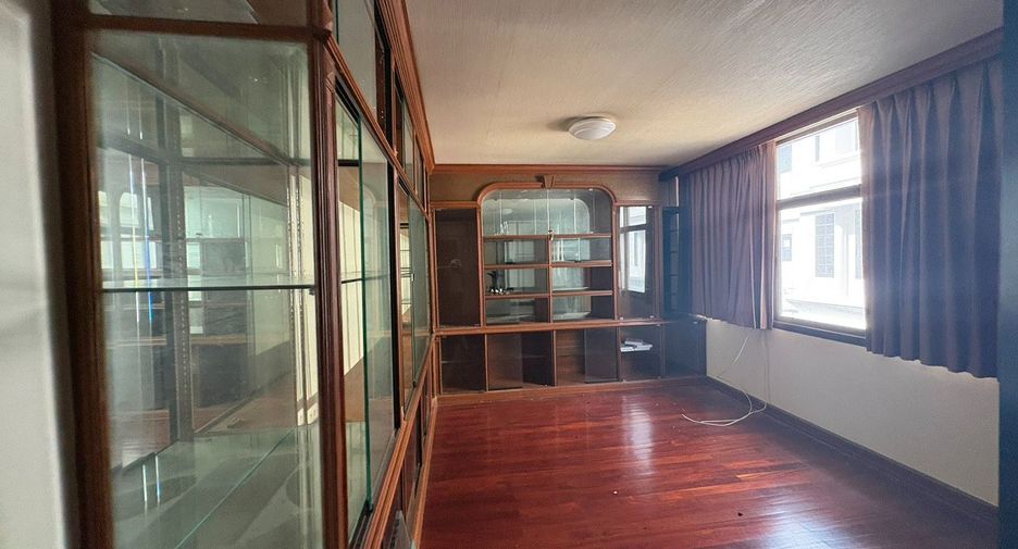 For rent 8 bedrooms townhouse in Watthana, Bangkok